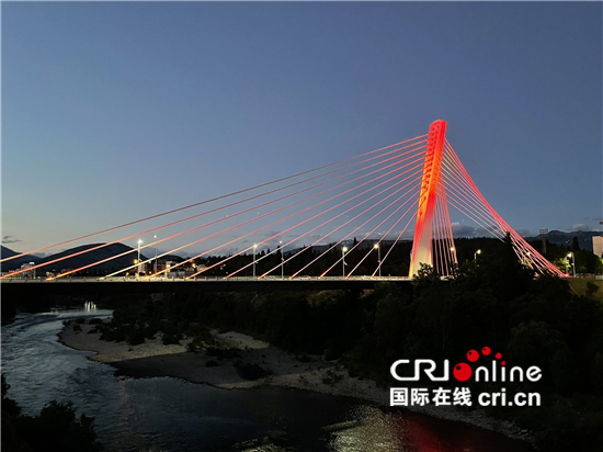 黑山首都地标“披红装”庆祝中国承认黑山15周年_fororder___172.100.100.3_temp_9500027_1_9500027_1_1_0299c34a-29ec-409d-91b3-e619d4d4a17d