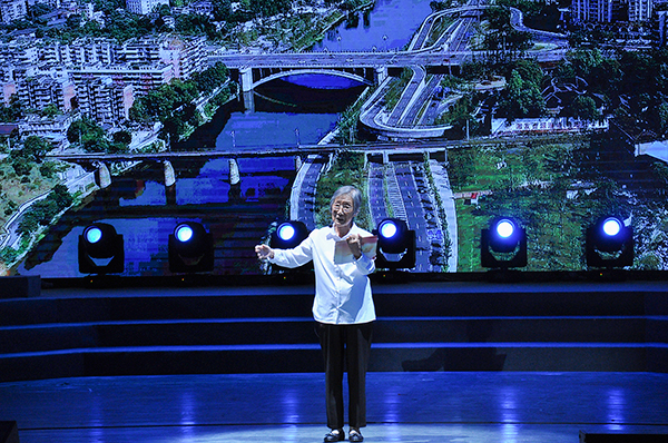 信仰的光芒"三个篇章,由舞蹈《追寻》《待你归来,索玛花开》,歌伴舞