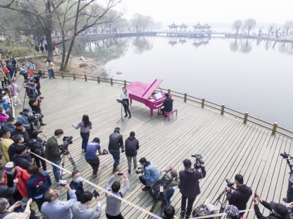 南湖公園美景中“春之聲”在齊鳴