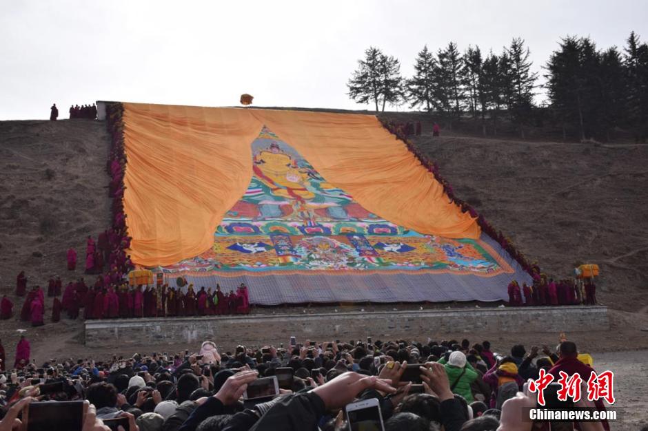 “世界藏学府”甘肃拉卜楞寺举行晒佛节