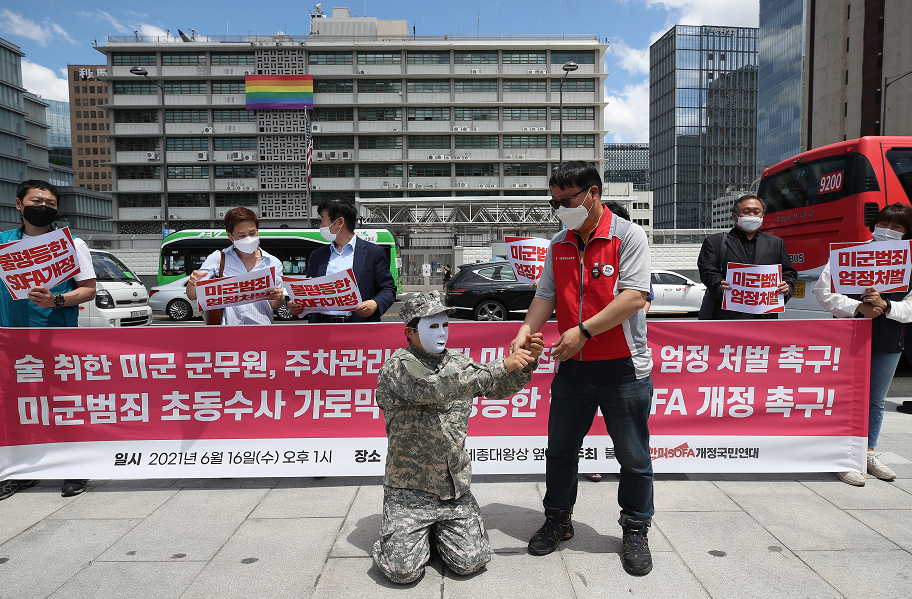 駐韓美軍絆摔韓國老大爺警察抓了又放民眾氣炸鬧到大使館