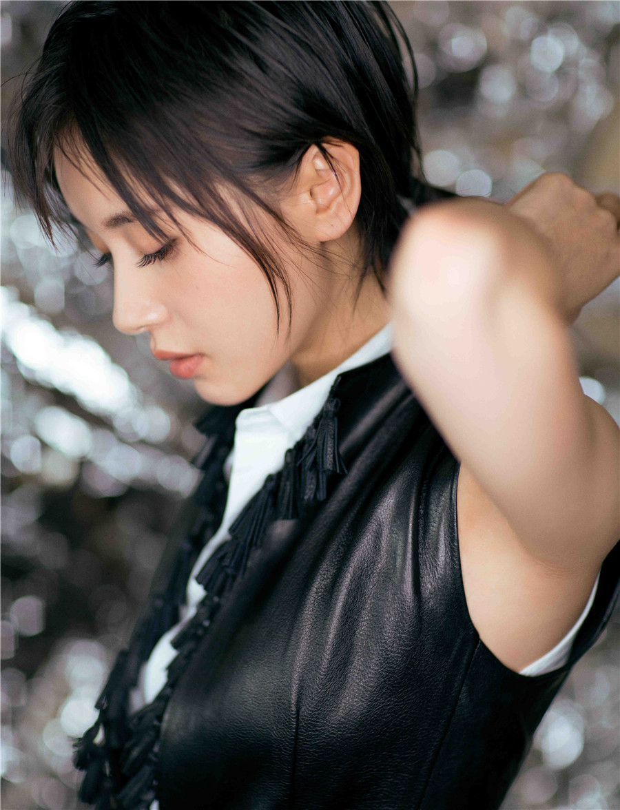 王子文朋克范亮相 皮夹克搭黑裙酷劲十足