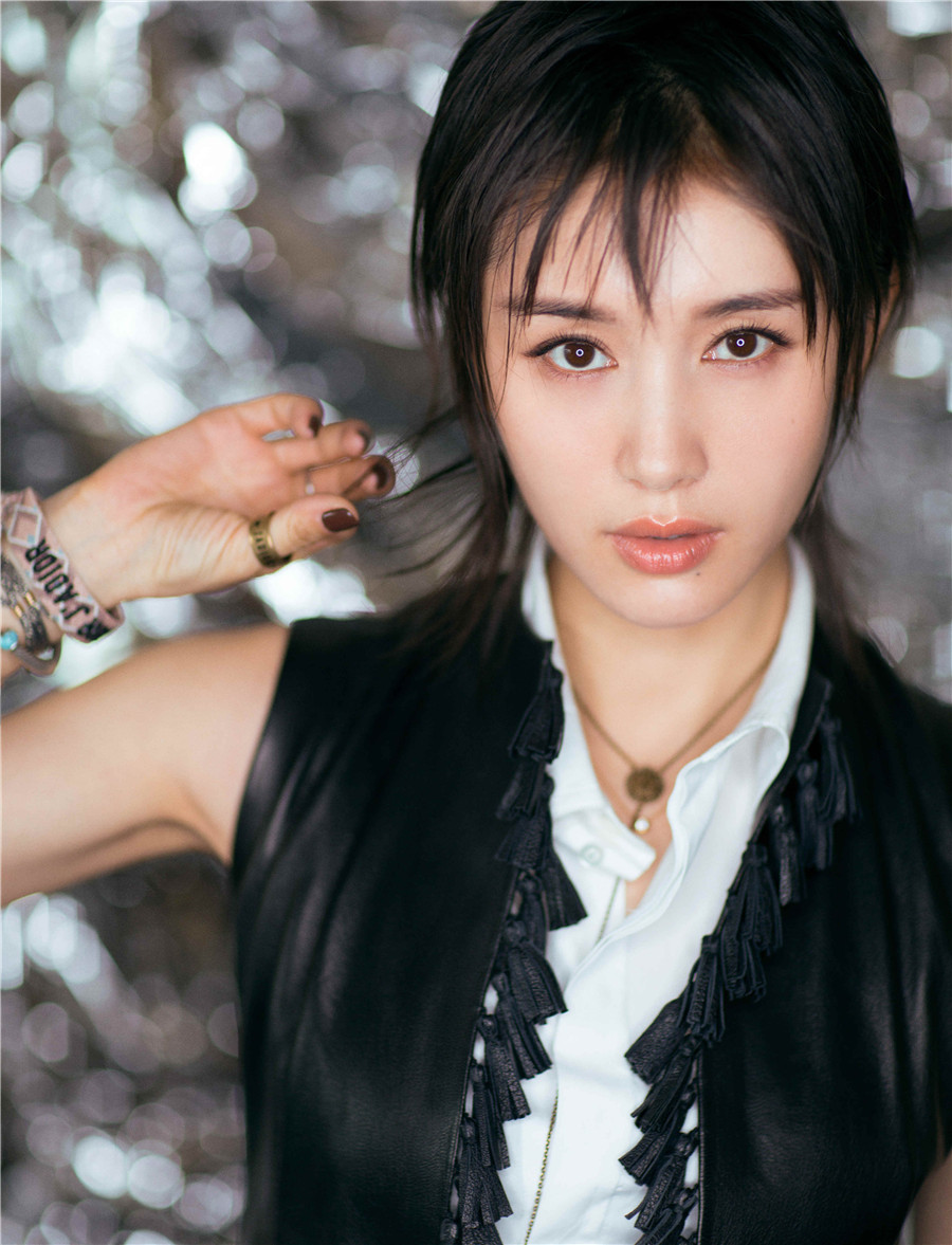 王子文朋克范亮相 皮夹克搭黑裙酷劲十足