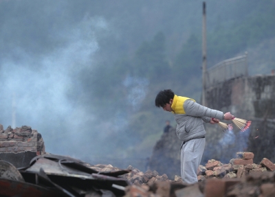 贵州苗寨大火烧毁60栋房屋 村里消防栓内无水