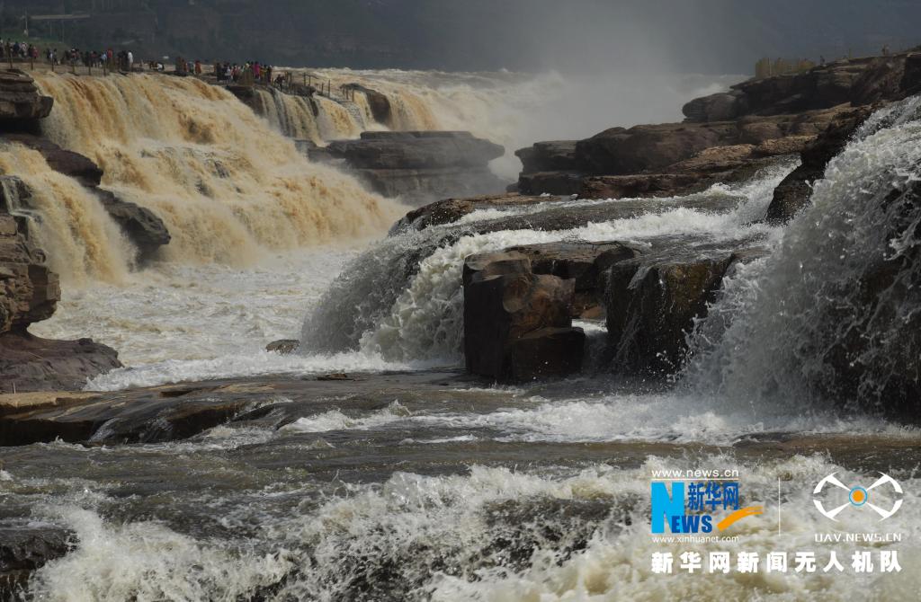 黄河壶口瀑布现“半清半浊”景观