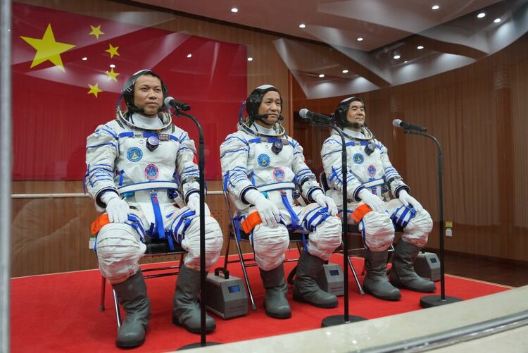 中心举行】据中国载人航天工程办公室消息,北京时间2021年6月17日早上