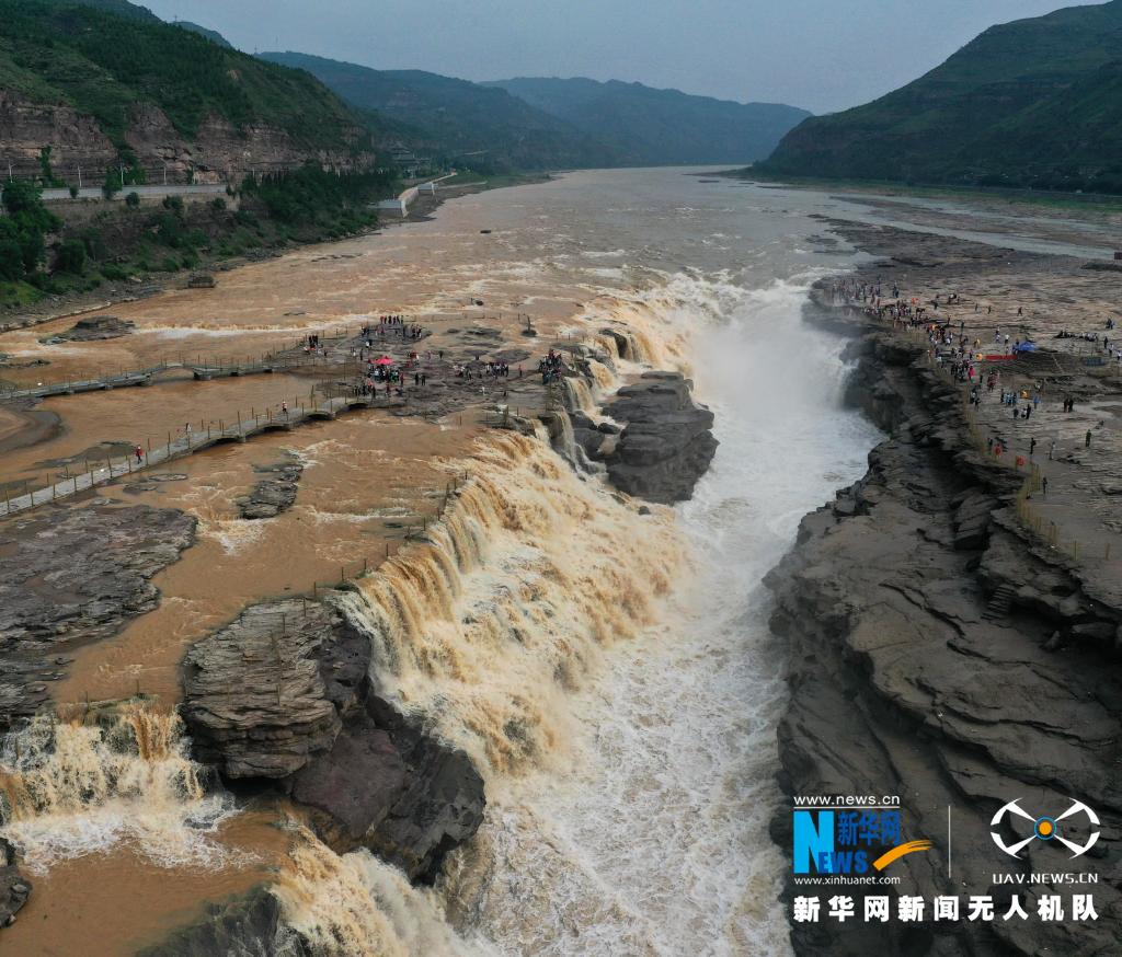 黄河壶口瀑布现“半清半浊”景观