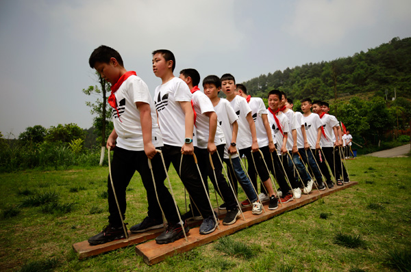 图片默认标题_fororder_学生在峨凤岭玩"步调一致"游戏