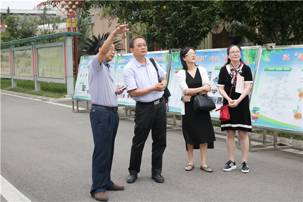 市青白江区教育局副局长郑佳佳,教育科科长樊坤的陪同下,到成都市大弯