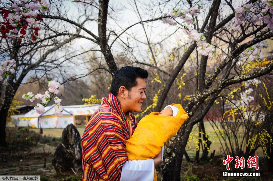 不丹国王首位小王子诞生 父子照爱意满满