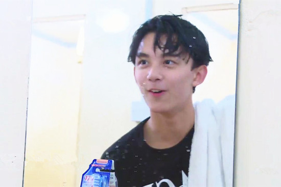 吴磊节目大方“卸妆”惊人 素颜惹网友舔屏