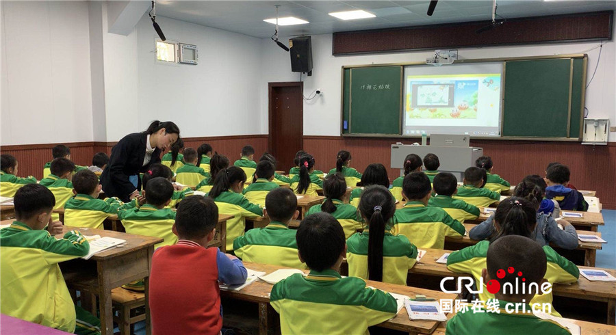 孩子们在多媒体教室上课(摄影:金玉)