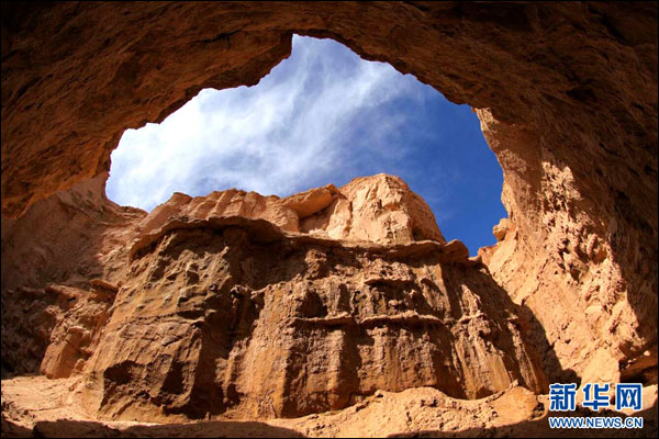 หุบเขาหย่าตัน ทางตะวันออกของที่ราบแอ่งกระทะไฉต๋ามู่ เขตซินเจียง