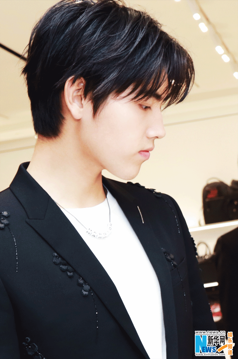 陈飞宇出任千禧大使西装亮相帅气十足