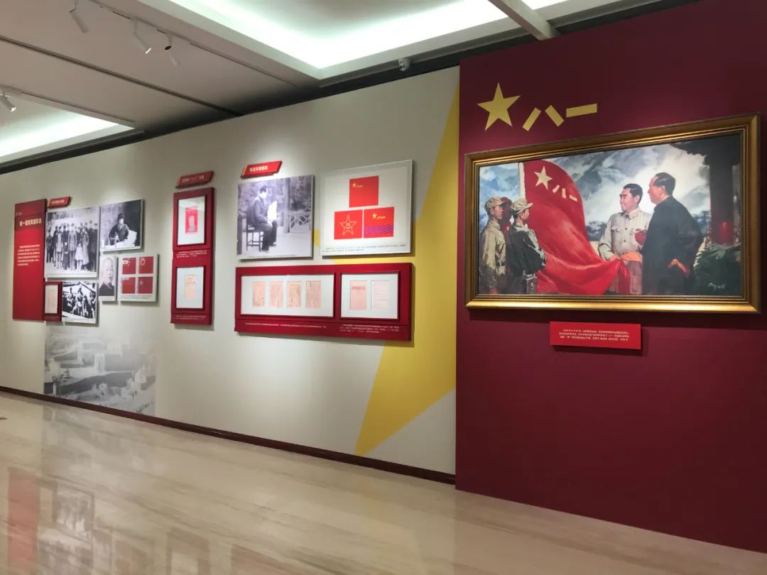 《旗帜飘扬—党旗国旗军旗诞生珍贵史料展》开展