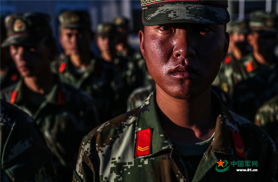 武夷山大红袍武警守护图片