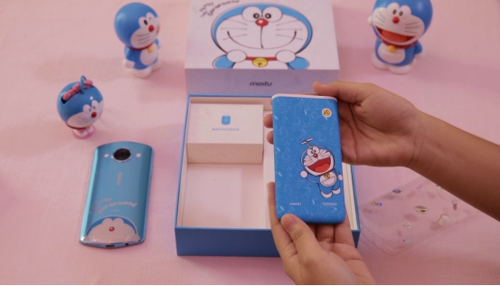 美图M8s四大动漫联名限量版 哆啦A梦版抢先开箱
