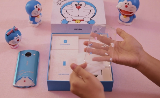 美图M8s四大动漫联名限量版 哆啦A梦版抢先开箱