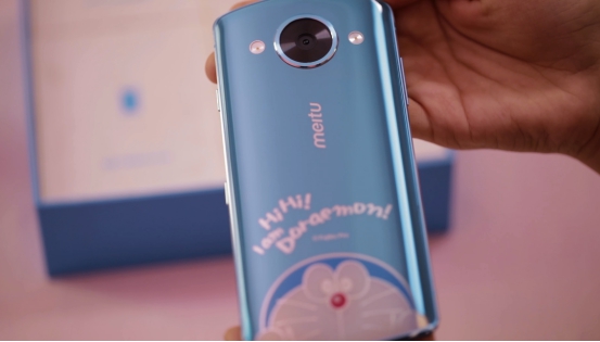 美图M8s四大动漫联名限量版 哆啦A梦版抢先开箱