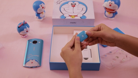 美图M8s四大动漫联名限量版 哆啦A梦版抢先开箱