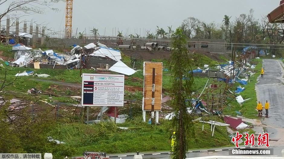 斐济遭热带风暴袭击 街头一片狼藉