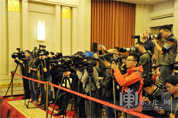 【龙江要闻】黑龙江省代表团讨论党的十九大报告　向中外记者开放