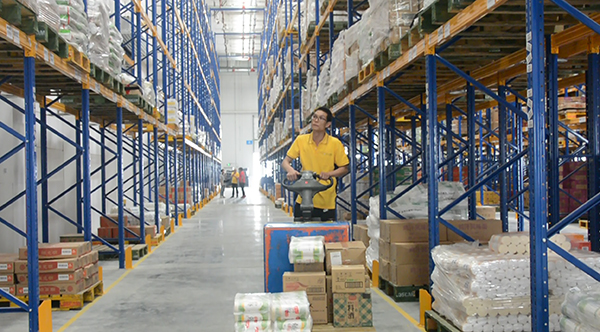 天府新区眉山片区：成眉科创走廊上的苏宁“黑科技”助力“618” 推动片区经济发展_fororder_工人正在使用“语音识别技术”进行工作-摄影-王越欣-(2)