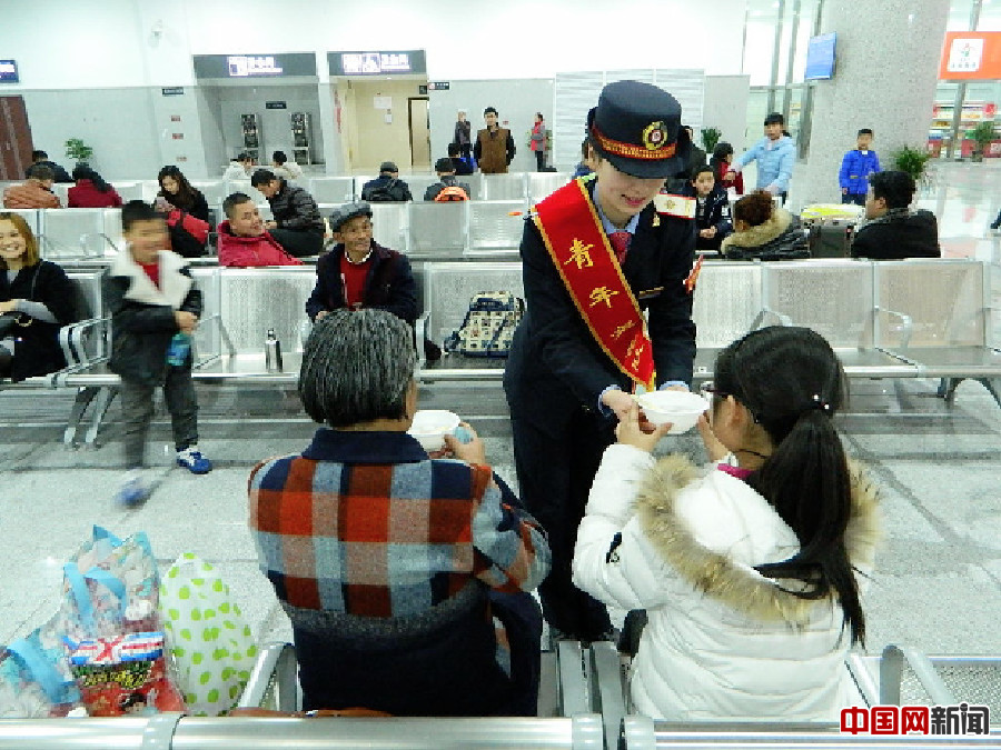 网络媒体走转改：快乐“闹”元宵 温暖出行路