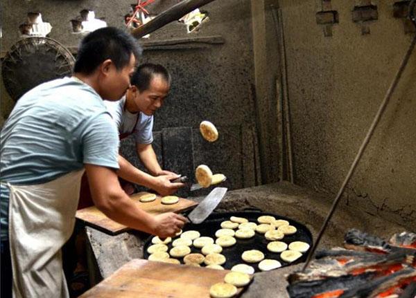 （美酒美食）榕江：炭火烤麻餅 傳統手工藝麻餅飄香