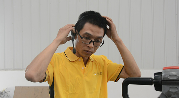 天府新区眉山片区：成眉科创走廊上的苏宁“黑科技”助力“618” 推动片区经济发展_fororder_工人正在使用“语音识别技术”进行工作-摄影-王越欣