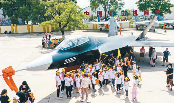 “我爱祖国的蓝天”第五届航空科普夏令营举行_fororder_飞机