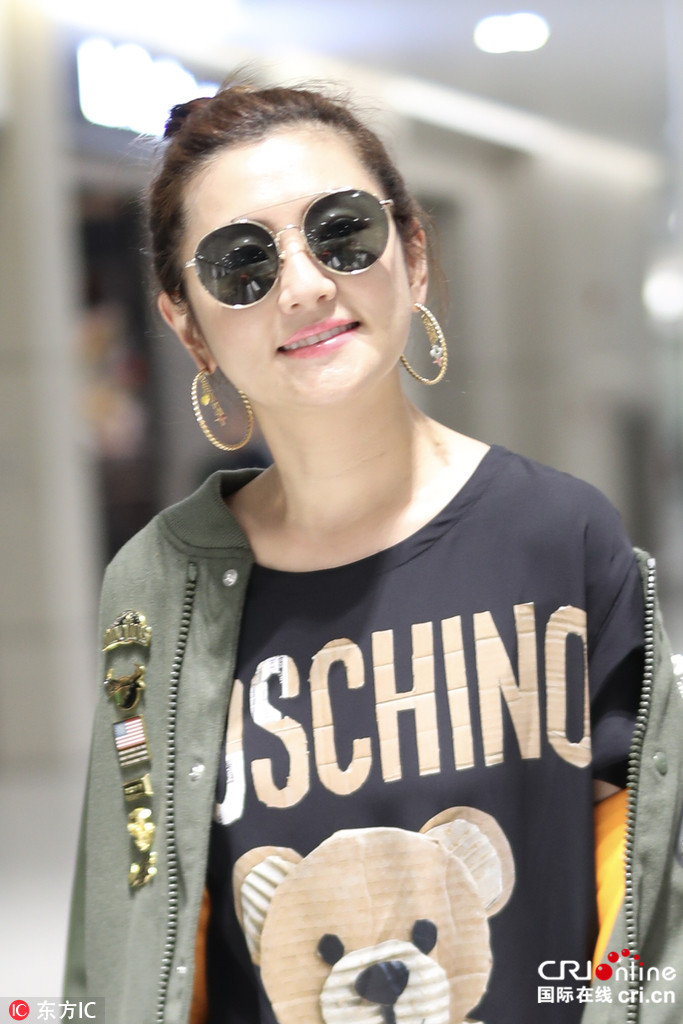 selina扎丸子头露笑容阳光身旁红衣女子眼神亮了