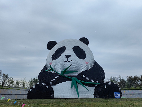 实地探访：成都天府国际机场亮点颇多_fororder_雕塑大熊猫“团团”-摄影-申乔乔