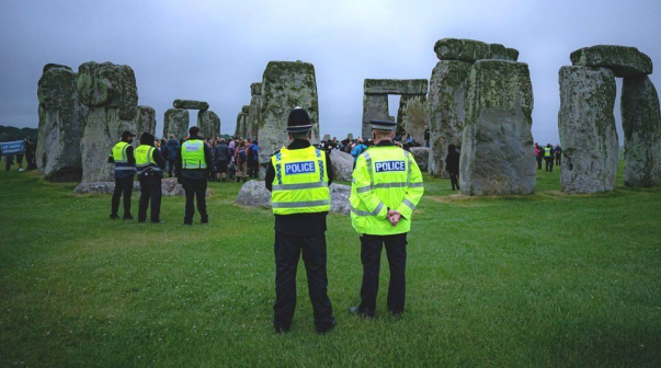 英国巨石阵取消夏至日传统庆祝活动 现场仍有数百人违规聚集