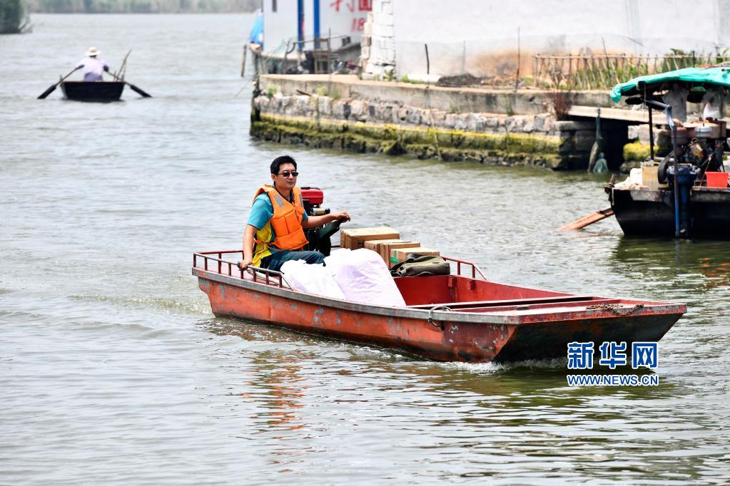 山东微山县：一人一船一邮路
