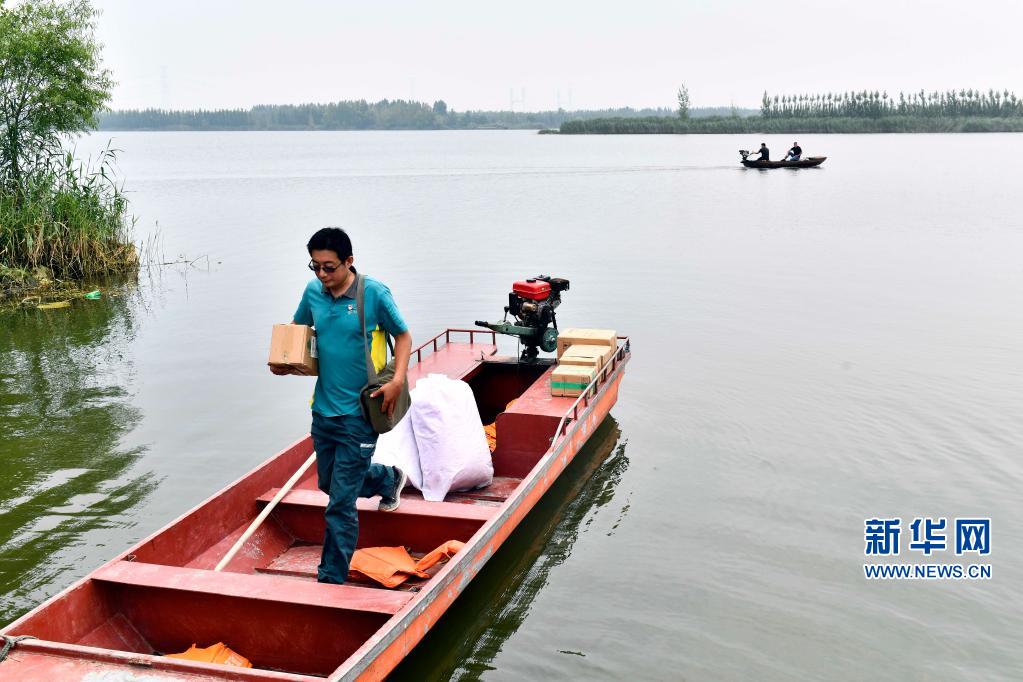 山东微山县：一人一船一邮路