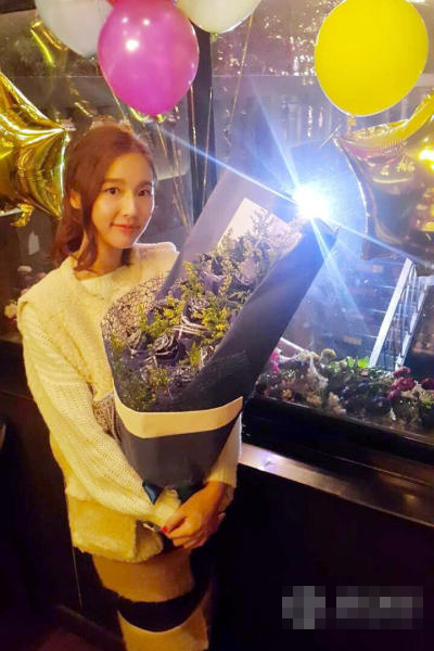 吴佳尼生日发微博晒幸福 马景涛礼物送不停