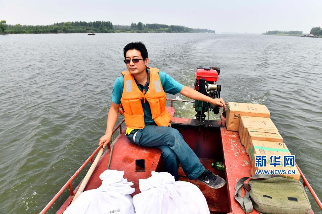 山东微山县：一人一船一邮路