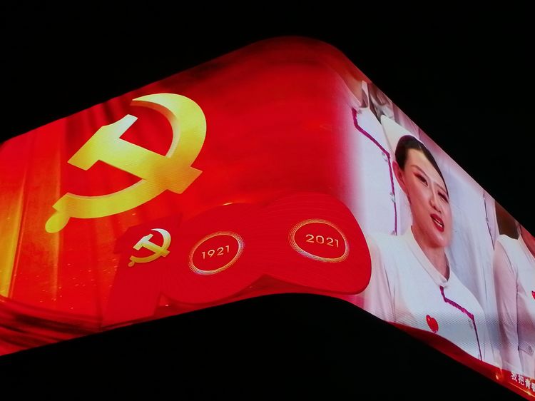 摄影 王平国际在线山东频道消息:7月1日,济南西客站广场上演红色灯光