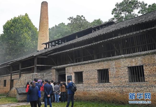 這是10月19日拍攝的正在復燒的景德鎮(zhèn)清代鎮(zhèn)窯。