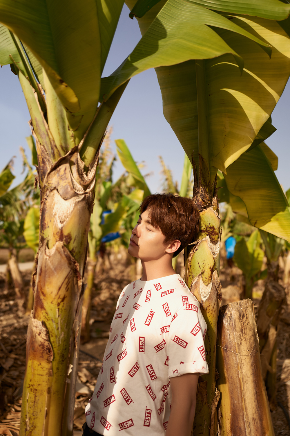 马天宇全新写真轻松惬意 寸头造型充满夏日气息