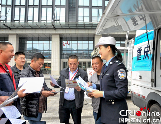 已过审【区县联动】【北碚】北碚交巡警移动车管所走进民营企业开展服务【区县联动 列表】北碚交巡警移动车管所走进企业开展服务