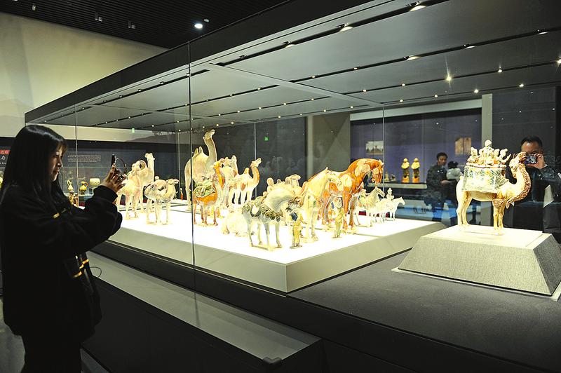 以駝代步踏歌而來的唐三彩