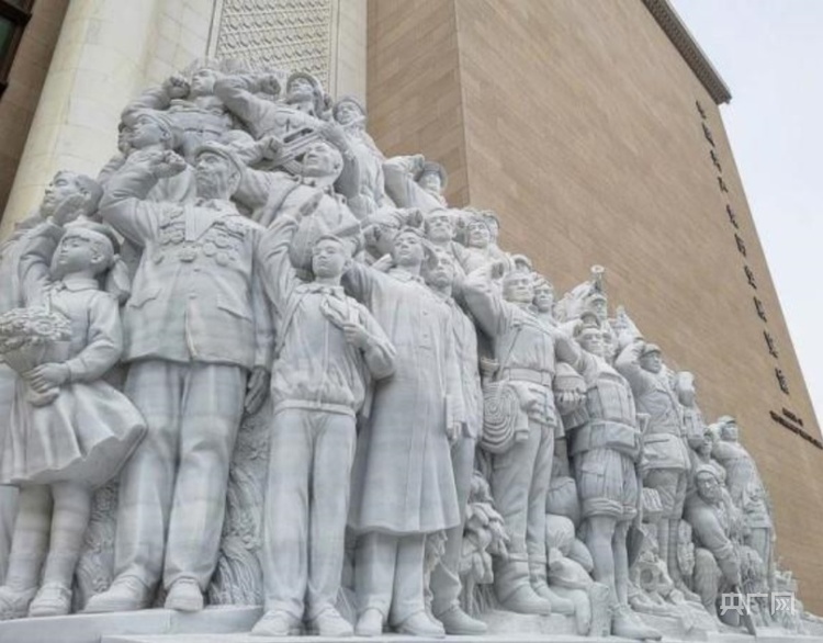 版《共产党宣言》,新中国成立后编号为0001号文物的李大钊就义绞刑架