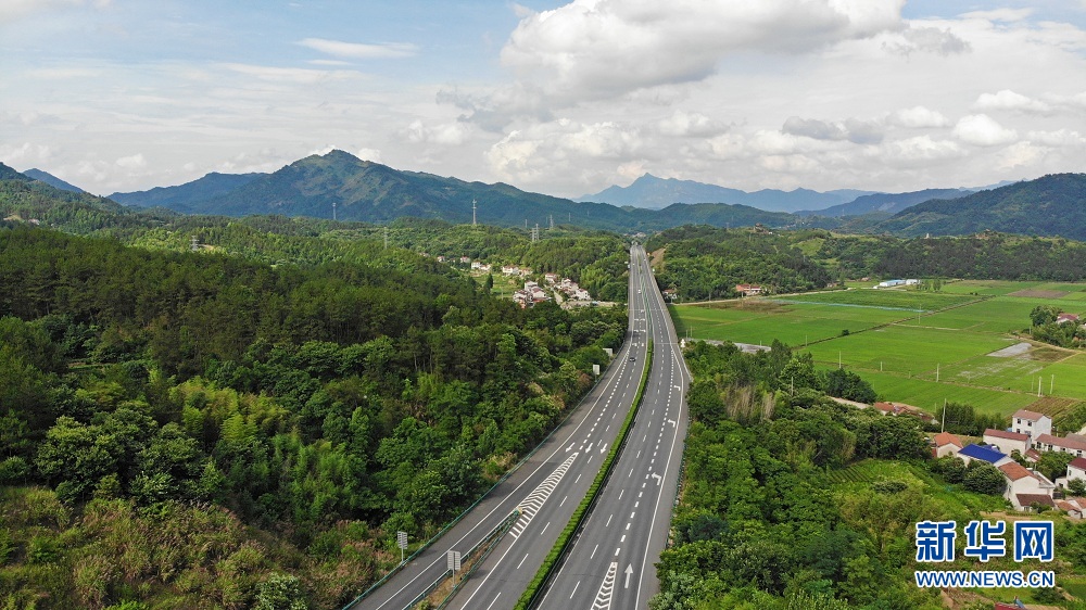 沿着高速看中国丨穿越大别山的致富路