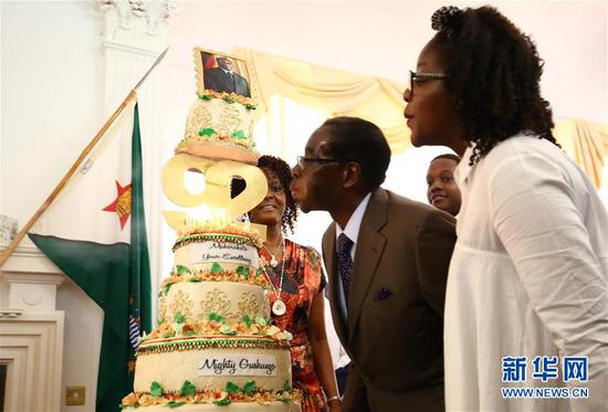 津巴布韦总统穆加贝过92岁生日 称自己基因好