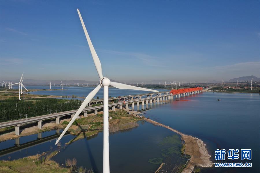 京张高铁官厅水库特大桥铺轨完成