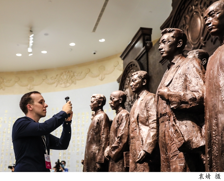 “打卡”闪光点，“洋网红”用镜头展示真实、立体、全面的中国