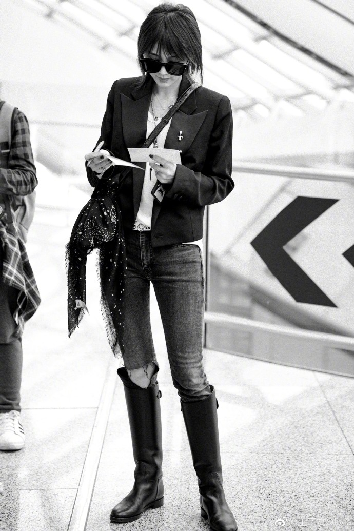 王子文穿牛仔裤秀竹竿腿全黑look现身气场强