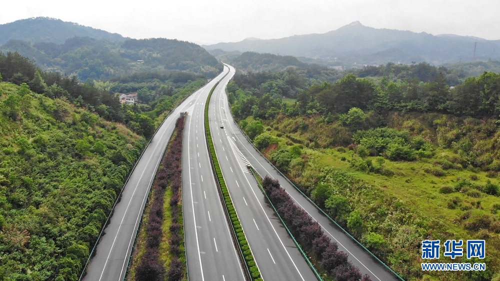 沿着高速看中国丨穿越大别山的致富路